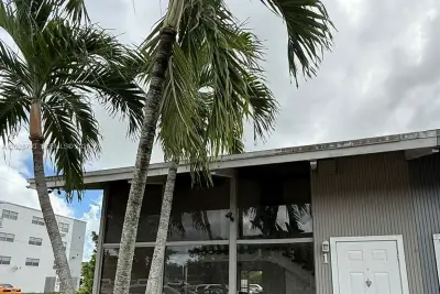 14310 NE 5th Pl, Miami: photo 1 of 12