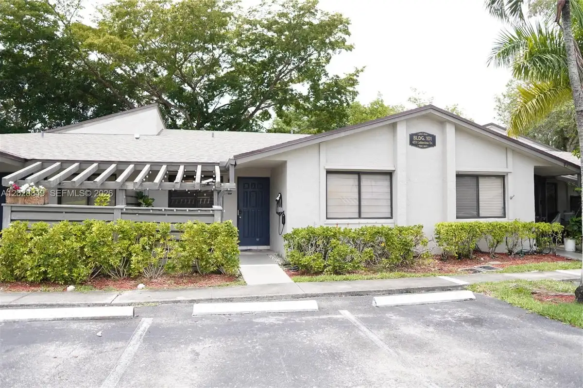 453 Lakeview Dr #2, Weston: photo 1 of 35