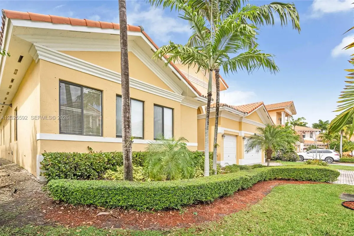 House in Cutler Bay: photo 1 of 34