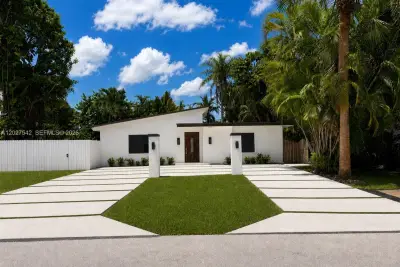 2627 NE 213th St, Miami: photo 1 of 14