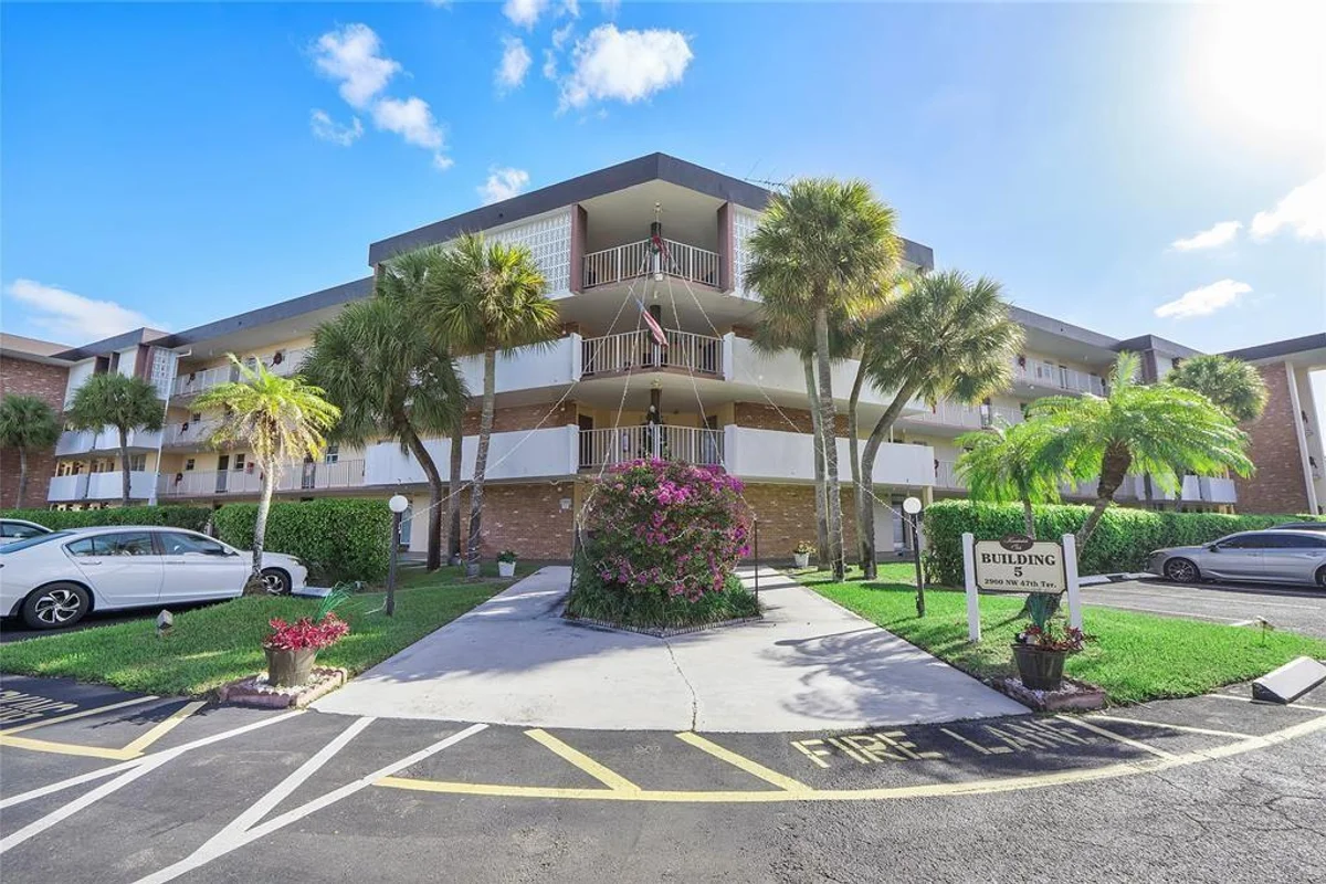 2900 NW 47th Ter #304b, Lauderdale Lakes: photo 1 of 18