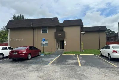 890 SW 129th Pl #208, Miami: photo 1 of 5