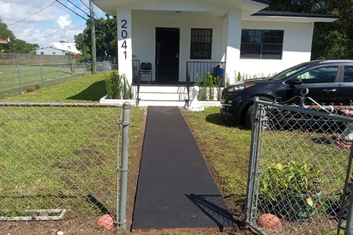 2041 NW 100th St, Miami: photo 1 of 5