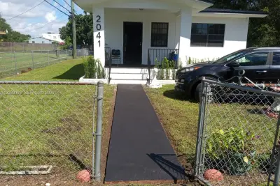 2041 NW 100th St, Miami: photo 1 of 5