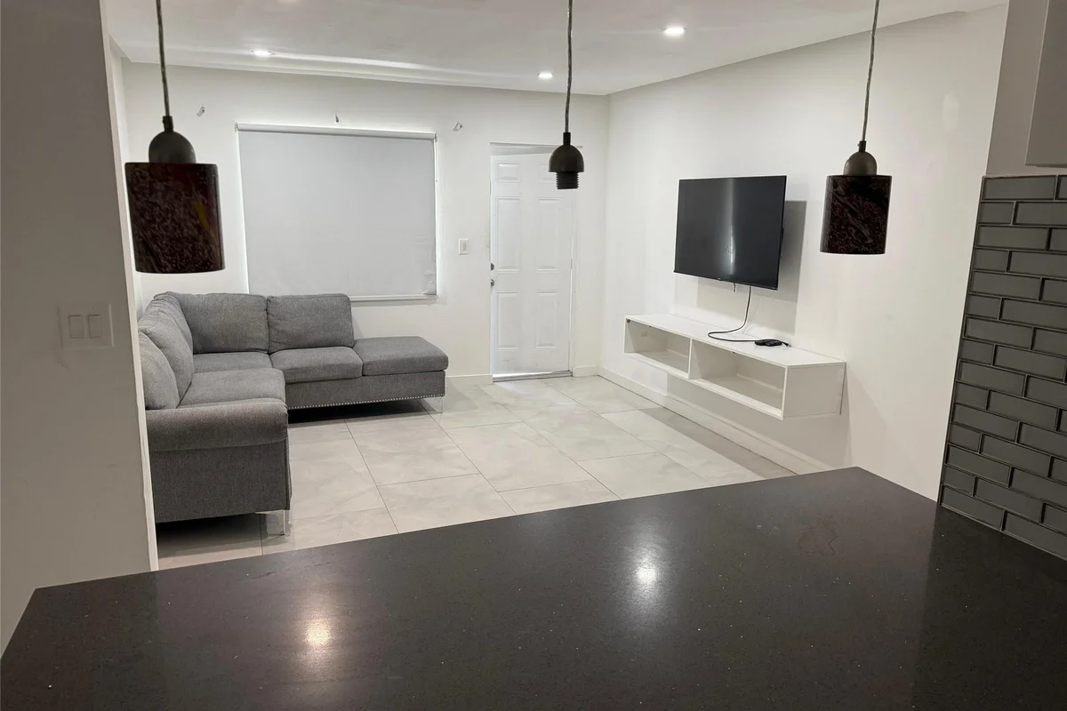 2201 Greene St #1, Hollywood: photo 1 of 5