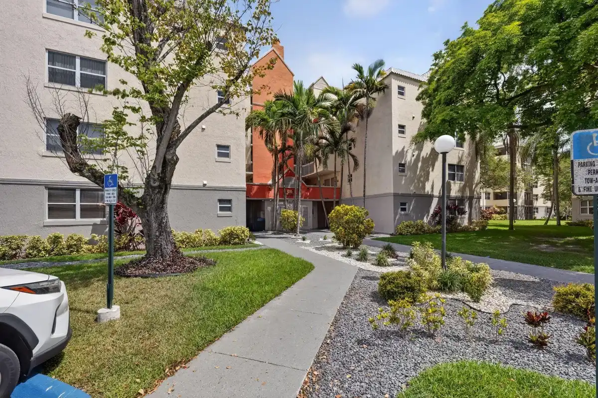 8363 Lake Dr #308, Doral: photo 1 of 11