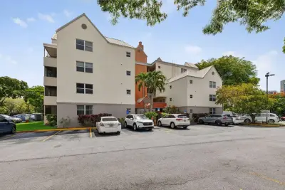 8373 Lake Dr #307, Doral: photo 1 of 11