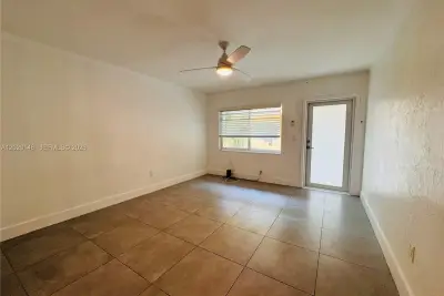 75 Washington Ave #10, Miami Beach: photo 1 of 9