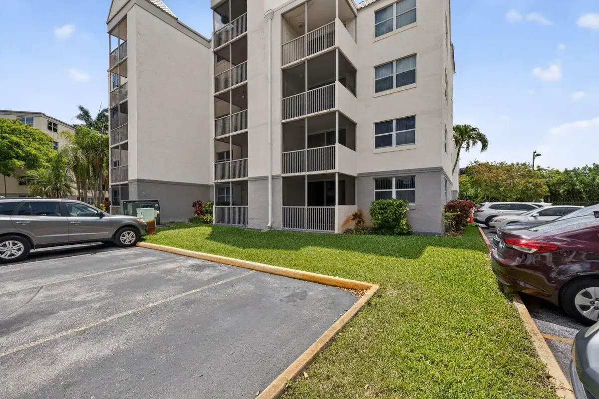 8373 Lake Dr #101, Doral: photo 1 of 12