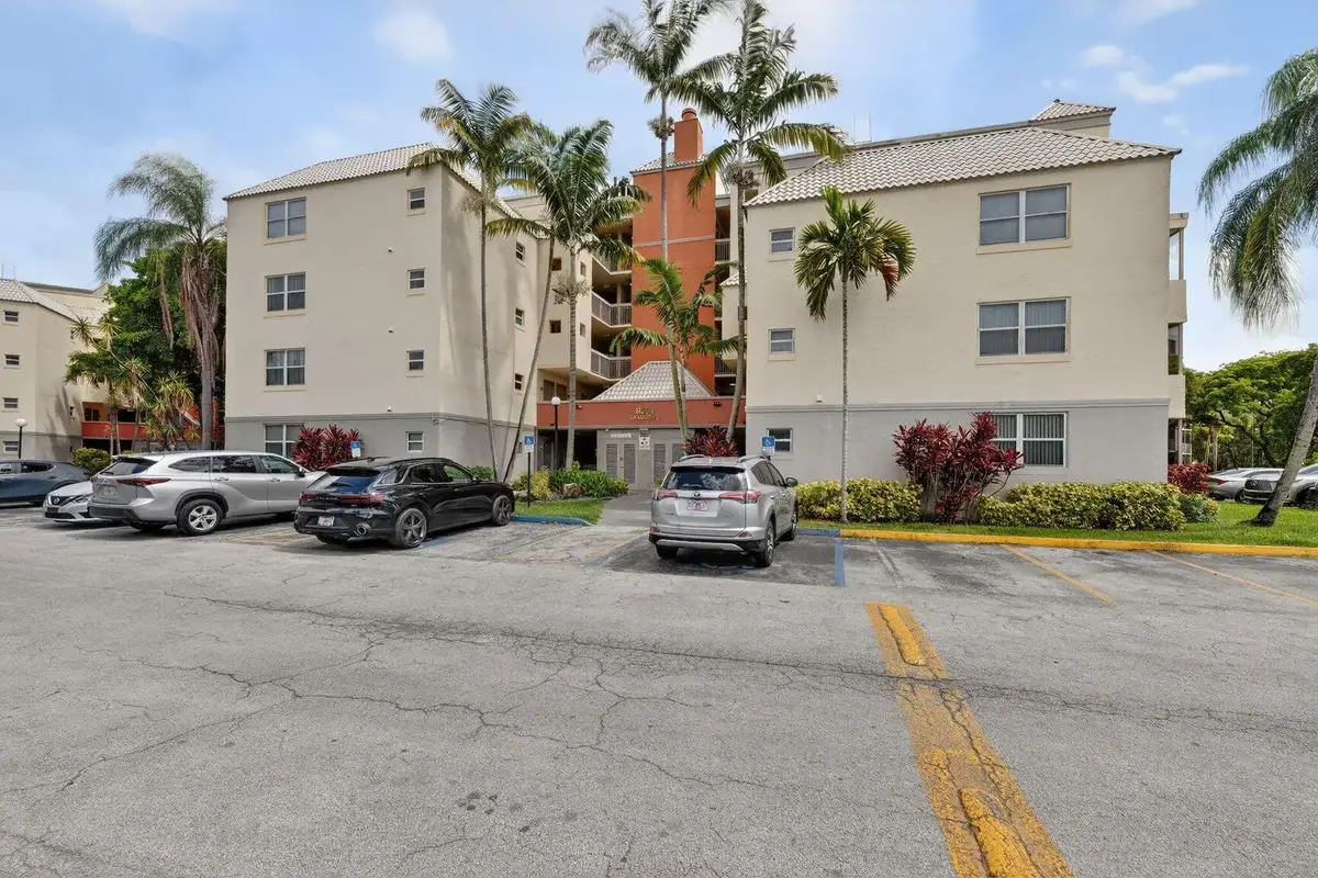 8353 Lake Dr #204, Doral: photo 1 of 12