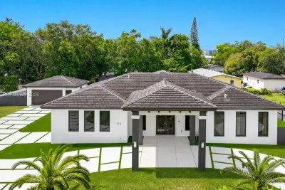 152 NW 165th St, Miami: photo 1 of 30