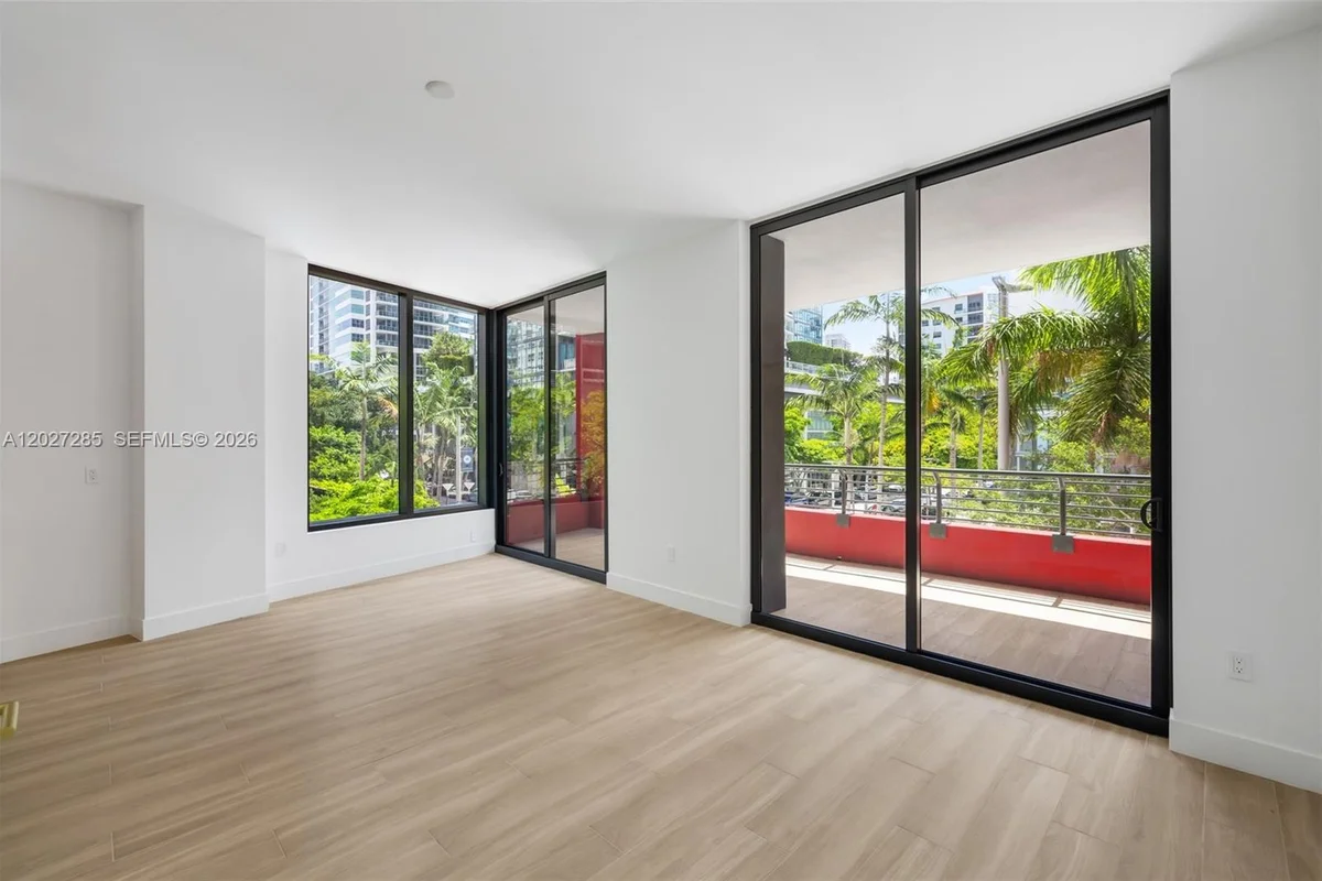 90 NE 32nd St #212, Miami: photo 1 of 41