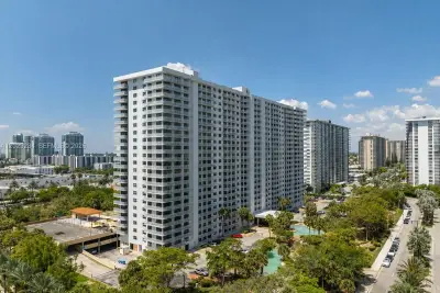 210 174th St #515, Sunny Isles Beach: photo 1 of 6