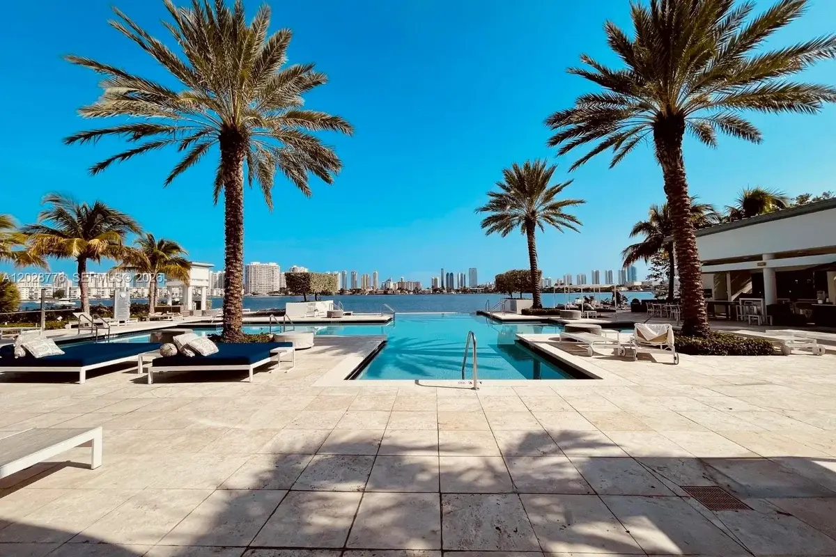 17111 Biscayne Blvd #208, North Miami Beach: photo 1 of 16