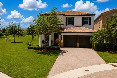 19220 NE 9th Pl, Miami: photo 1 of 41