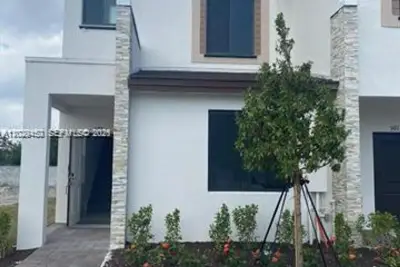 593 NE 208th Ter, Miami: photo 1 of 40