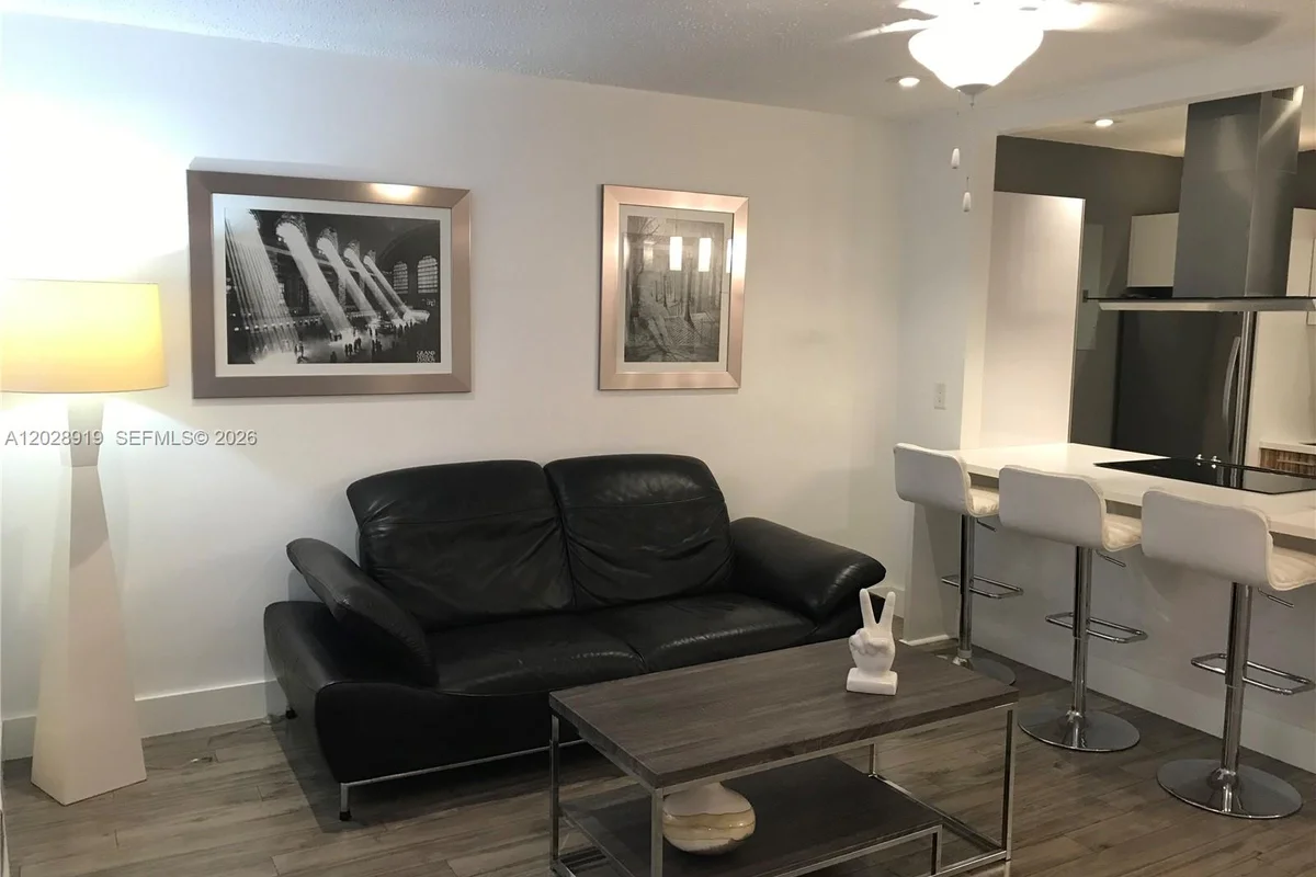 2915 Plunkett St #10D, Hollywood: photo 1 of 20