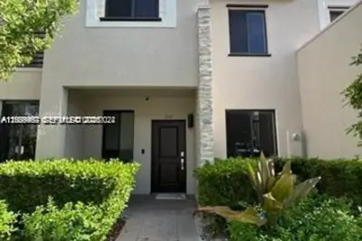 327 NE 208th Ter, Miami: photo 1 of 28
