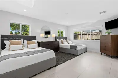1329 Funston, Hollywood: photo 1 of 34