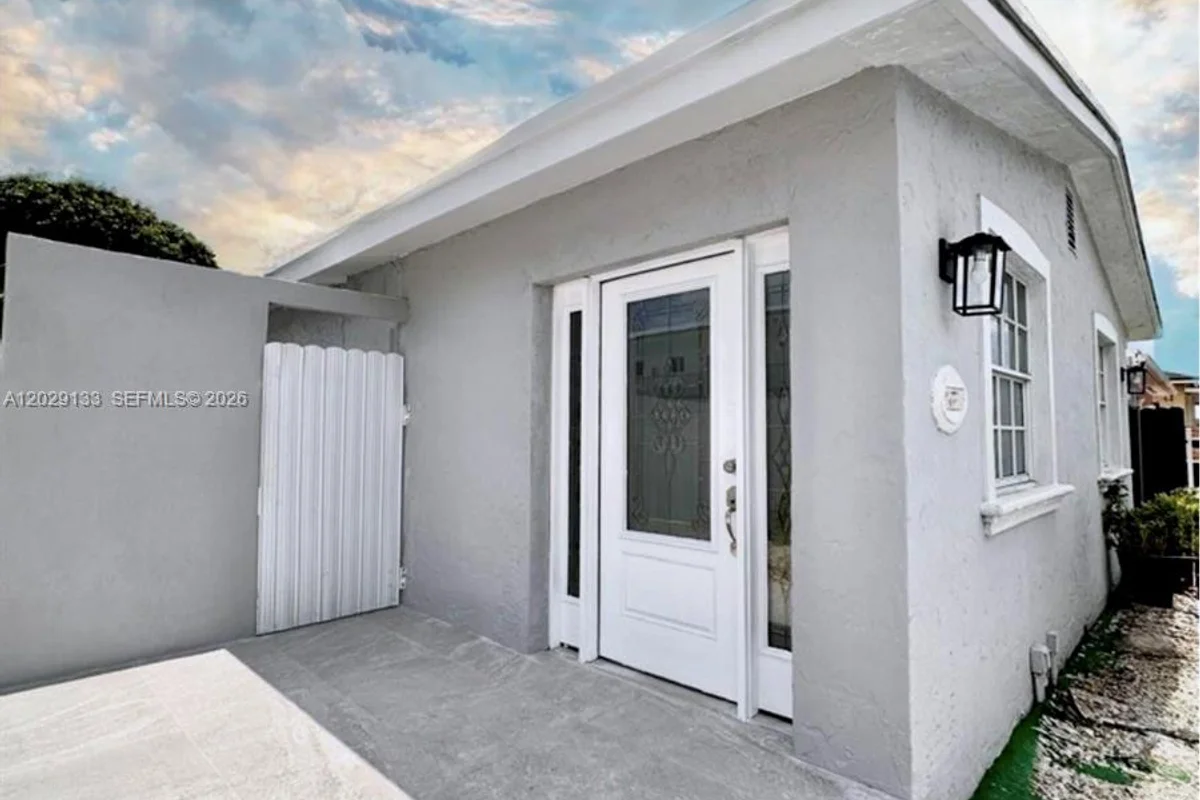 House in Hialeah: photo 1 of 18