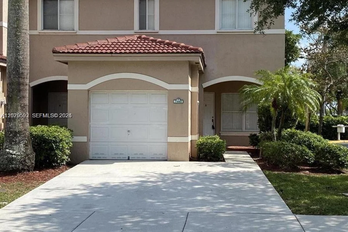7980 S Southwood Cir, Davie: photo 1 of 25