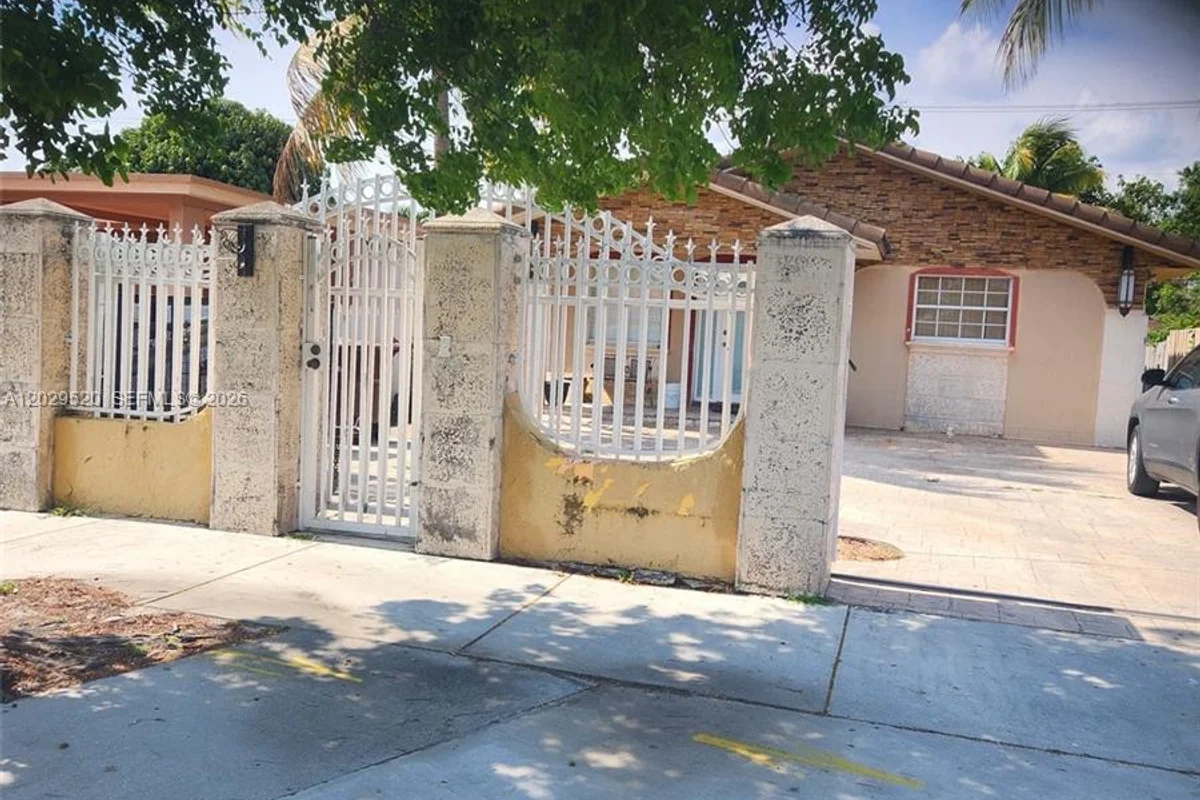 827 E 27th St, Hialeah: photo 1 of 1