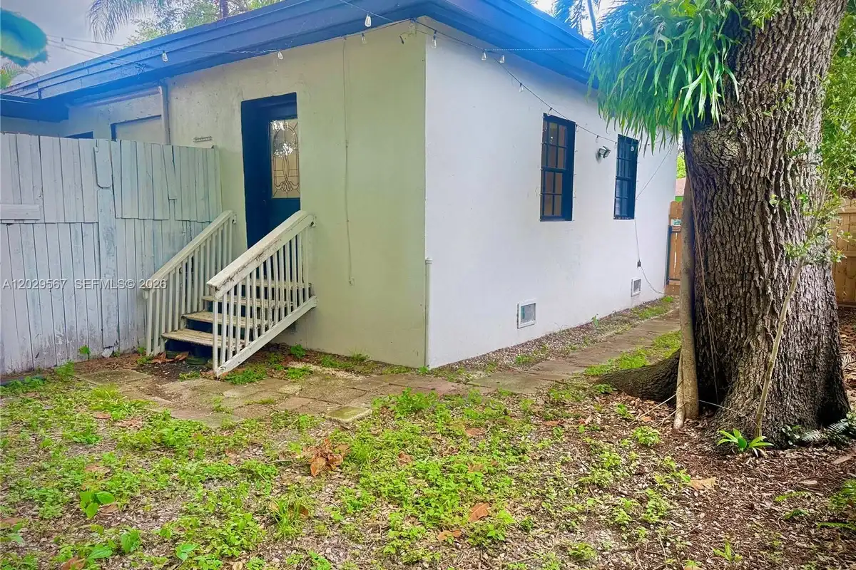 620 NE 160th St, Miami: photo 1 of 6