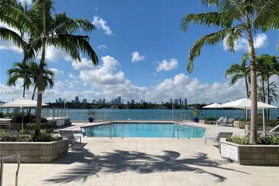 800 W Ave #715, Miami Beach: photo 1 of 10