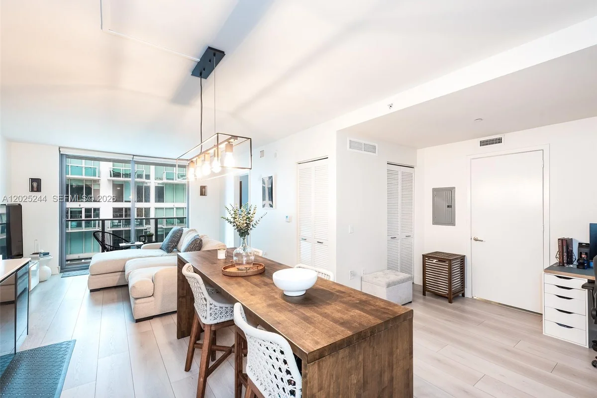 31 SE 6th St #2506, Miami: photo 1 of 12