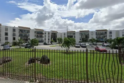 1300 SW 122nd Ave #101-2, Miami: photo 1 of 11