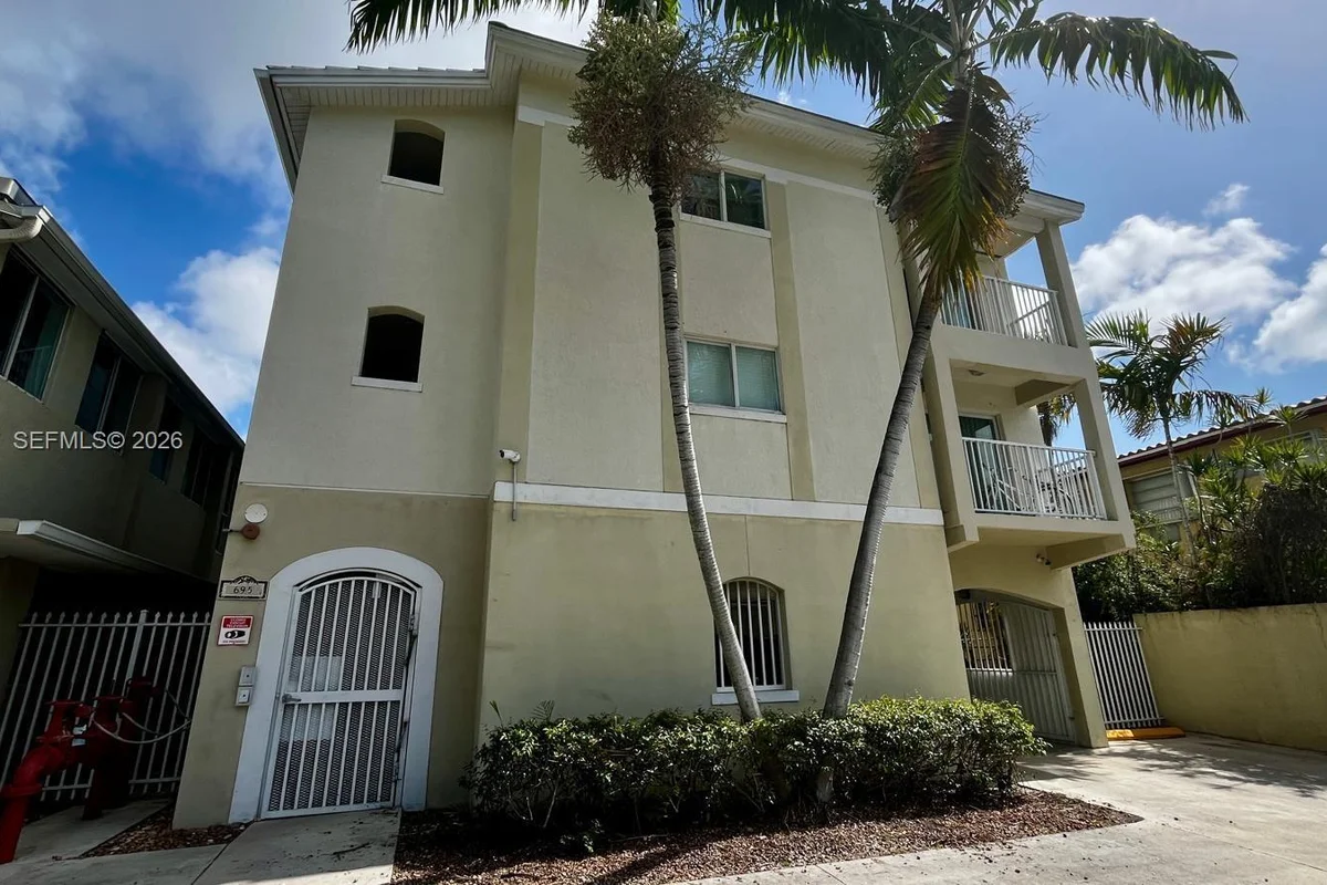 1025 SW 7th Ave #5, Miami: photo 1 of 9