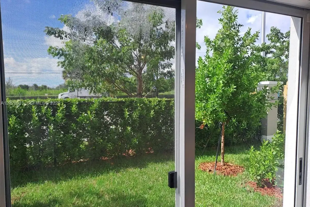 408 NE 1st Dr, Florida City: photo 1 of 15