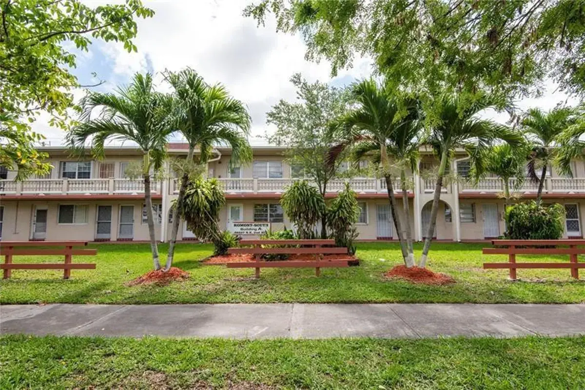 20337 NE 2nd Ave, Miami: photo 1 of 23