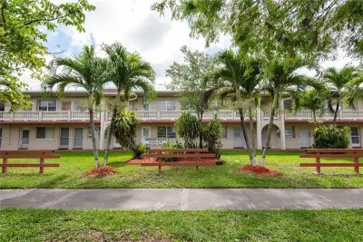 20337 NE 2nd Ave, Miami: photo 1 of 23