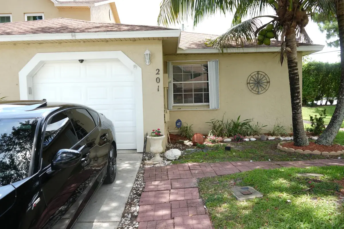 201 Maplewood Dr, Greenacres: photo 1 of 26