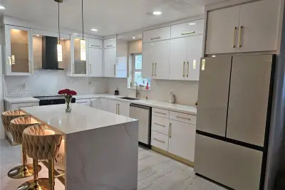 528 NW 10th St, Florida City: photo 1 of 12