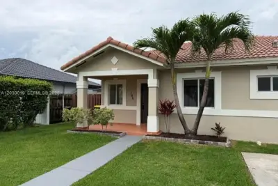 706 SE 14th Ave, Homestead: photo 1 of 13