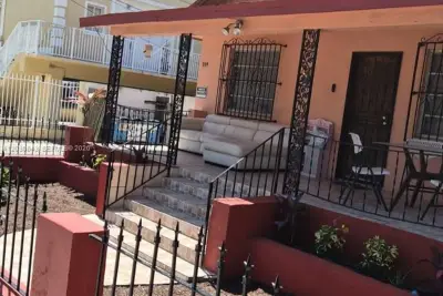 934 SW 3rd St, Miami: photo 1 of 17