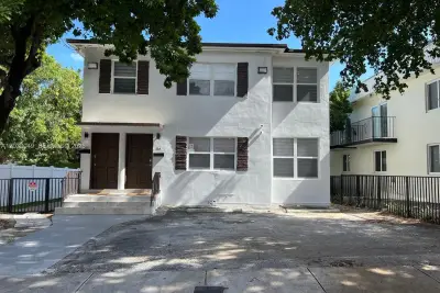 331 SW 11th Ave, Miami: photo 1 of 8