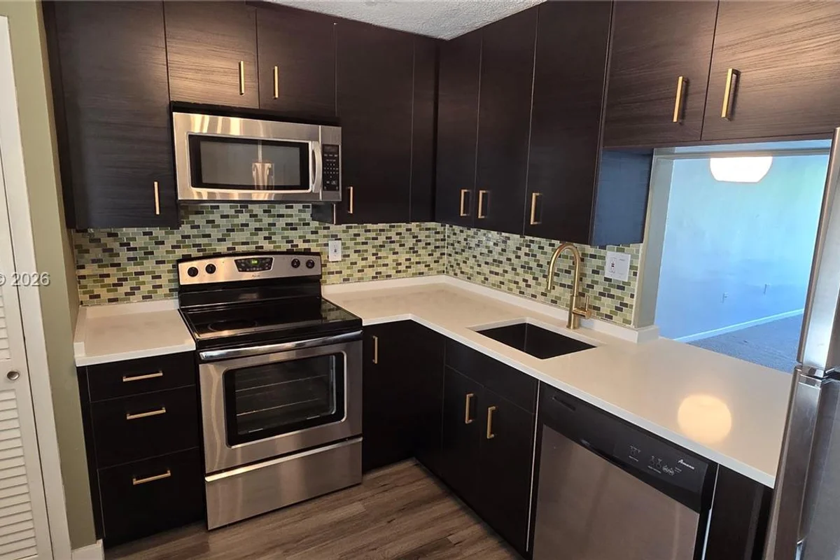 1201 NE 191st St #G306, Miami: photo 1 of 20