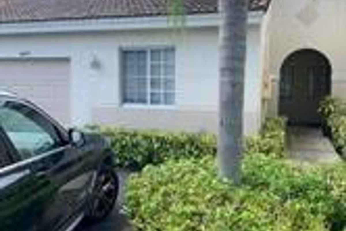 4923 SW 32nd Ave, Dania Beach: photo 1 of 6