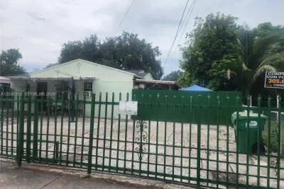 2130 NW 92nd St, Miami: photo 1 of 4