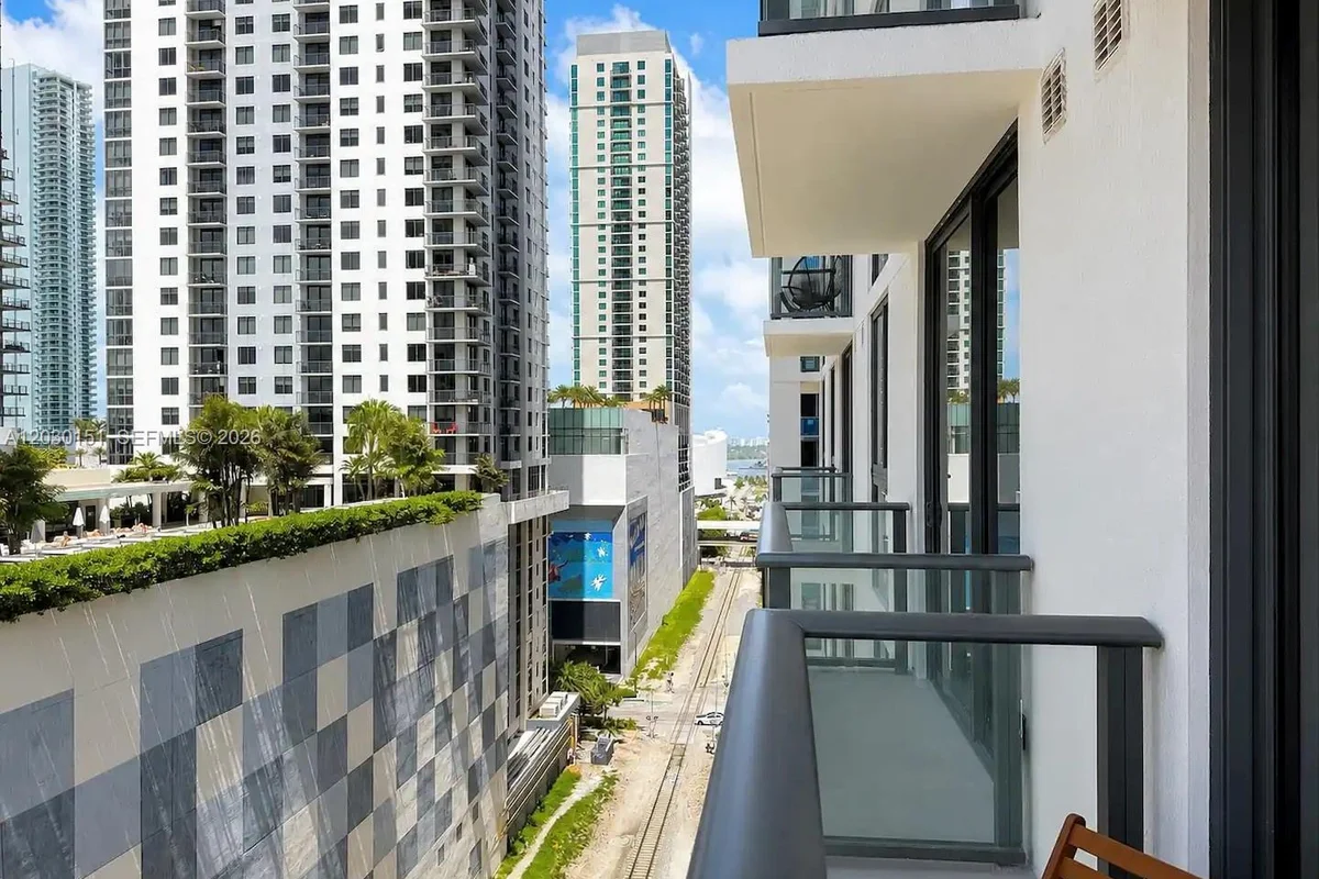 11 NE 6th St #1212, Miami: photo 1 of 21
