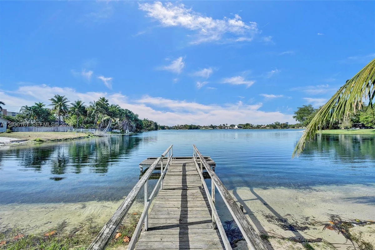 1825 NE 187th St, Miami: photo 1 of 24