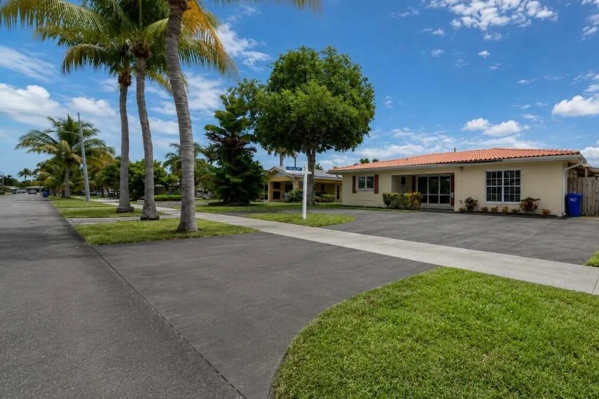 420 SE 4th Ct, Pompano Beach: photo 1 of 38