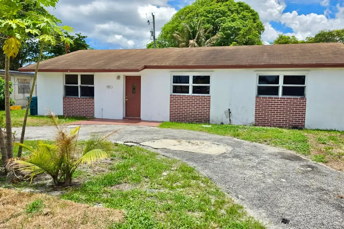 1216 Giller Ave, Mangonia Park: photo 1 of 16