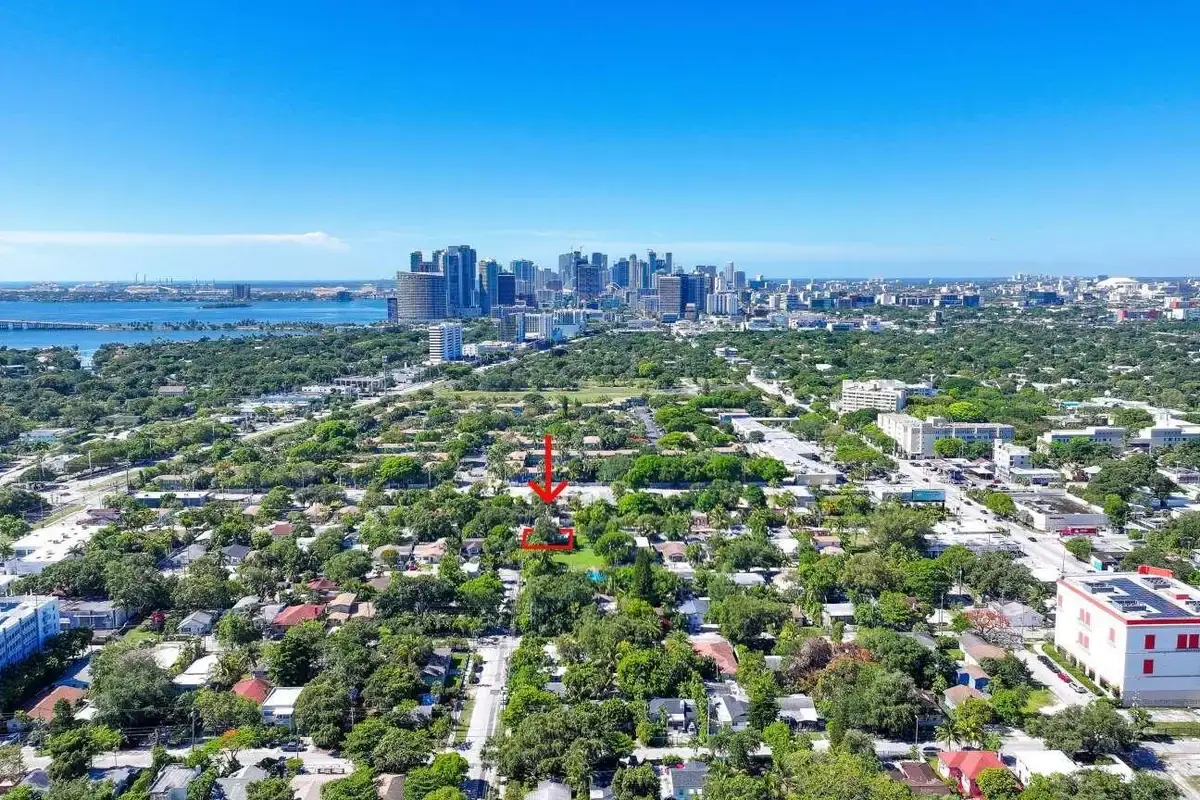 295 NE 55th St, Miami: photo 1 of 12