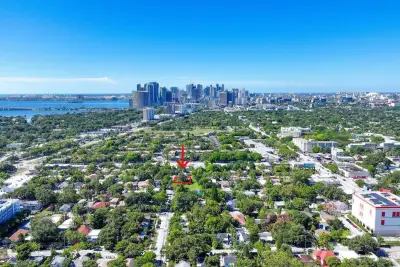 295 NE 55th St, Miami: photo 1 of 12