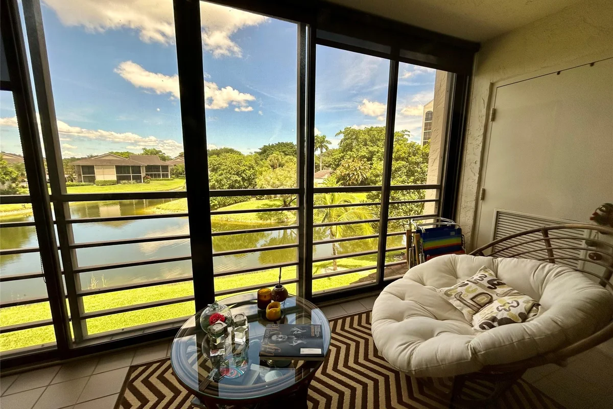 7582 Regency Lake Dr, Boca Raton: photo 1 of 20