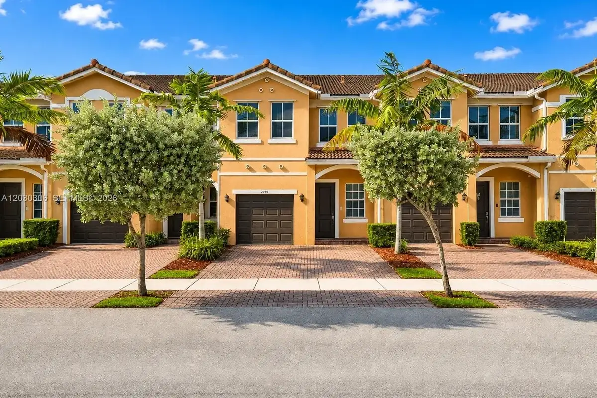 2390 SE 15th St, Homestead: photo 1 of 36